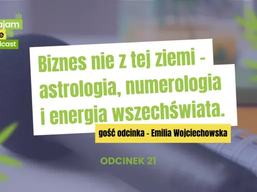 Mikrofon na tle zielonych liści i białego prostokąta z napisem "Biznes nie z tej ziemi - astrologia, numerologia i energia wszechświata".