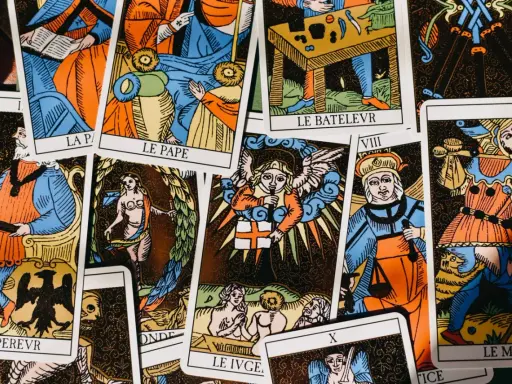 Tarot dla każdego: Jak interpretować karty i zrozumieć siebie?